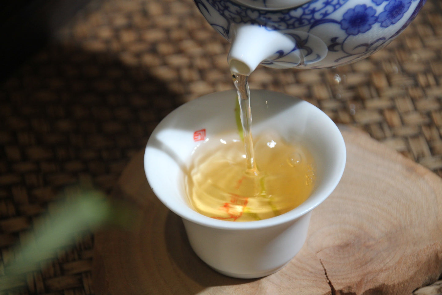 2018 Yiwu Mountain Pu-erh Raw Tea is being poured